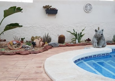 Magnifique villa située en Andalousie, à Llanos del Peral (Zurgena), proche de la ville de Vera. Composée de 3 chambres 2 salles de bain, sur 697 m² de terrain, et 129 m² habitable, avec piscine privée et jacuzzi grande terrasse climatisation, située à 35 minutes des plages et 4 minutes en voiture des grandes surfaces
