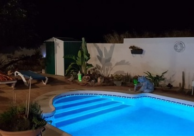Magnifique villa située en Andalousie, à Llanos del Peral (Zurgena), proche de la ville de Vera. Composée de 3 chambres 2 salles de bain, sur 697 m² de terrain, et 129 m² habitable, avec piscine privée et jacuzzi grande terrasse climatisation, située à 35 minutes des plages et 4 minutes en voiture des grandes surfaces
