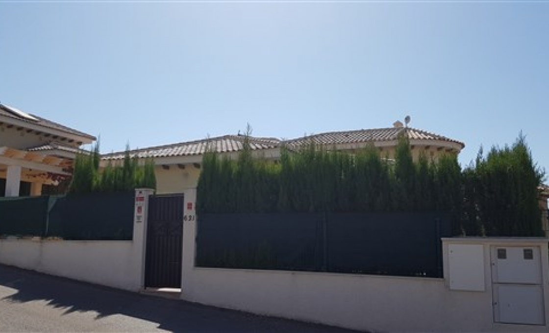 Espagne,1795Très belle villa individuelle de construction récente (2012) située à Aspe dans la province d’Alicante, avec une prodigieuse vue des vignobles et la chaîne de montagnes de Crevillent qui l’entourent, à 20 minutes de l’aéroport d’Alicante et des belles plages de Santa Pola ou de Arenales del Sol .
Elle se trouve dans un endroit calme avec un accès facile aux villes de Denia et Javéa. Il y a beaucoup de restaurants dans la région. La Marina à Denia est un must, soit pour goûter au plaisir de la cuisine espagnole, soit tout simplement pour prendre un verre tout en admirant les magnifiques yachts.
Conçue pour passer d’agréables moments en famille dans le calme et le repos. Elle se compose d’un grand séjour lumineux et aéré, un bureau, cuisine équipée, tout ce dont vous pourriez avoir besoin pour un séjour parfait, 2 grandes chambres, 2 salles de bain, une véranda, un grand jardin avec sa piscine privée de 7m/3m, un car port.
Climatisation réversible et électroménagers full. La villa est spacieuse (115m²) dans un jardin paysager clos avec vue sur les montagnes. Elle est élégamment et confortablement meublée.
La villa est sécurisée et entourée de son propre jardin.
L’une des caractéristiques de cette villa est l’espace dédié à la détente, endroit idéal pour se resourcer en famille.
Possibilité de location voiture sur place. 



